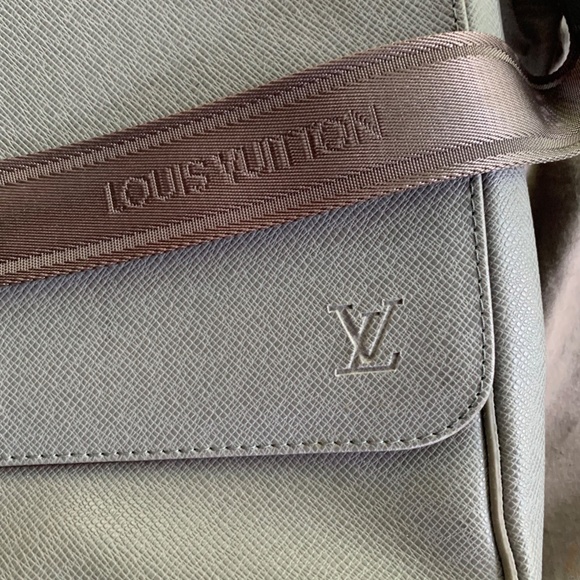 Louis Vuitton - Picture 4 of 5